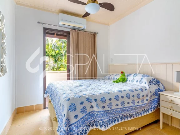 Imagem Aprecie o luxo e a tranquilidade no condomínio Iporanga, Guarujá: Casa exclusiva com ambientes espaçosos e vista deslumbrante