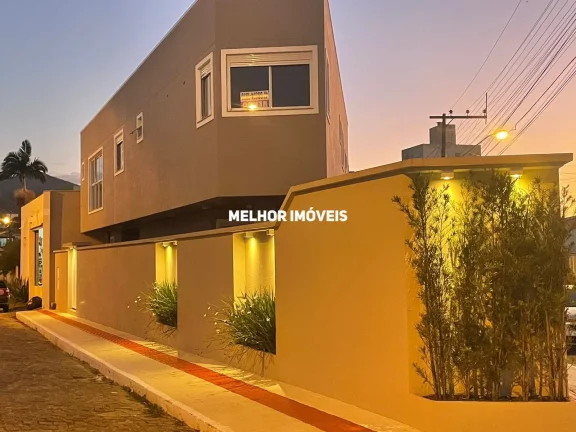 Imagem Casa Nova á Venda com 03 Dormitórios sendo 01 Suíte Localizado no Centro de Camboriú - SC