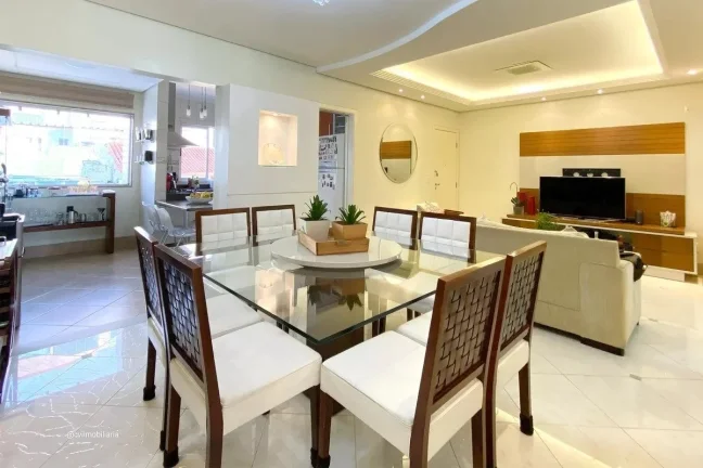 Imagem Este espaçoso apartamento oferece uma combinação perfeita de conforto e conveniência. Com quatro...