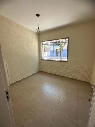 Imagem Casa linear no primeiro pavimento composta de 3 quartos sendo uma suíte reformada piso em porcelanato em excelente localização no centro de Alegre ES.