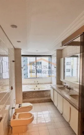 Imagem Apartamento amplo, 240m², 4 dormitórios, sendo 2 suítes, 1 com closet, armários e hidro, quarto ...