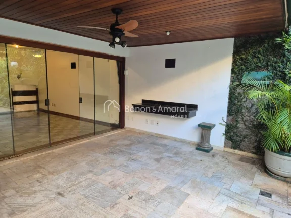 Imagem Linda e espaçosa casa em condomínio, com área construída de 312 m² e 320 m² de terreno. O imó...