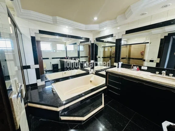 Imagem Apartamento Triplex no Ed. Ville D'Ampezzo: 3 Dorms (1 Suíte), 3 Banheiros, Sala ampla, Cozinha e 3 Vagas de Garagem - 300m² de Conforto e Exclusividade