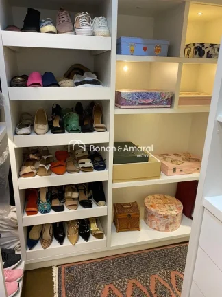 Imagem Lindo e espaçoso apartamento com 218m² de área. Recém reformado, possui 4 dormitórios, sendo 2 ...