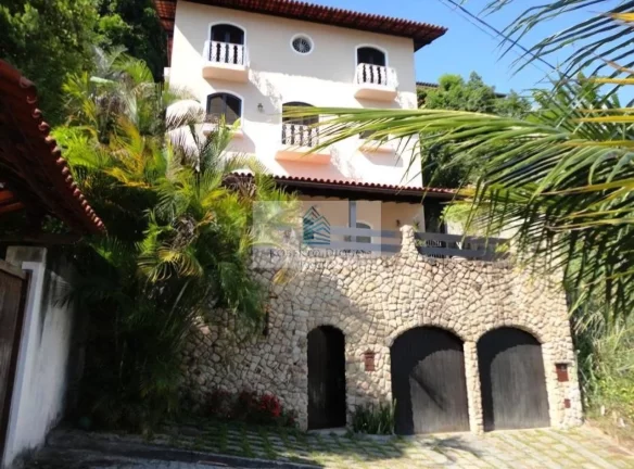 Imagem Casa de luxo em condomínio no Santa Rosa, Niterói-RJ: 4 quartos, 1 suíte, 2 banheiros, 2 vagas de garagem, 450m²