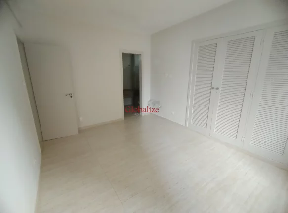 Imagem Apartamento de 3 dormitórios com vaga na rua da praia em Santos por R$965.000,00