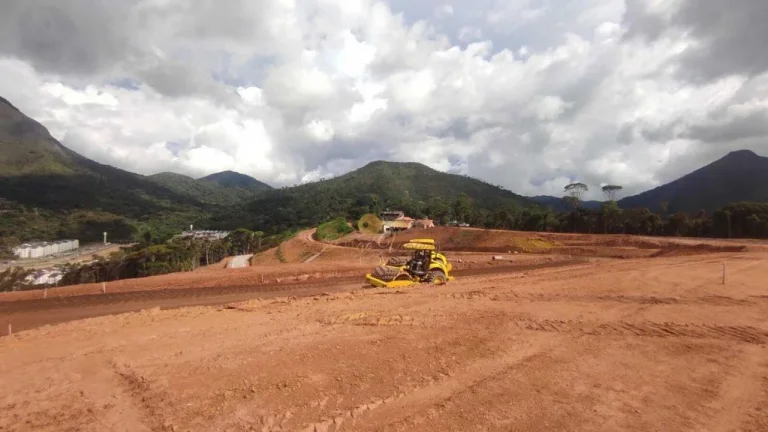 Imagem Terreno em Condomínio para Venda em Teresópolis / RJ no bairro Ermitage