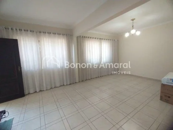 Imagem Excelente casa arejada, com uma espaçosa sala de TV integrada à sala de jantar, cozinha com armár...