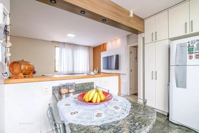 Imagem Este apartamento espaçoso oferece 135 metros quadrados de área, com 4 quartos bem distribuídos e ...