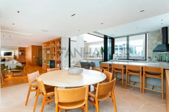 Imagem Luxuosa cobertura de 4 quartos na Vila Nova Conceição, São Paulo-SP: 4 suítes, 5 salas, 6 banheiros, 432m² de área.