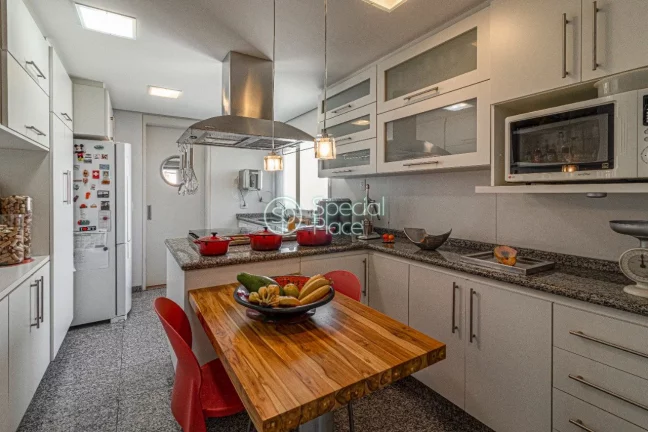 Imagem Magnífico projeto de Ruy Ohtake, um por andar, 210m². No Panamby com vista maravilhosa, espaçoso ...