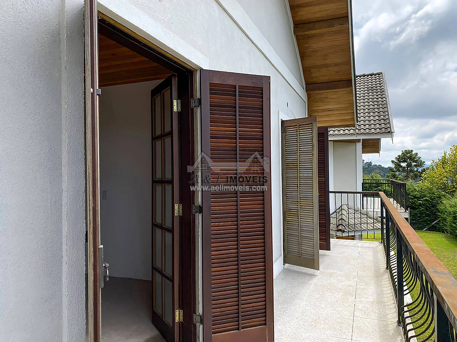 Imagem Casa à venda em Campos do Jordão - Casa nova com 03 suítes