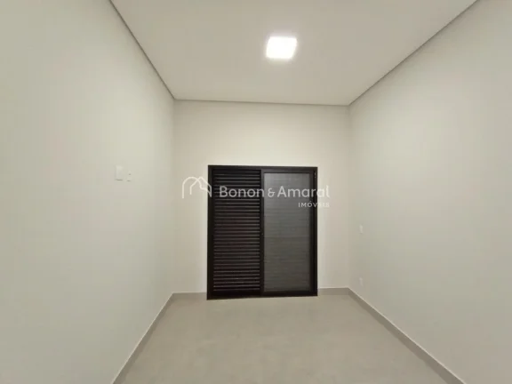 Imagem Casa térrea de esquina disponível no Condomínio Residencial Mont Alcino, em Valinhos. 

Esta exce...