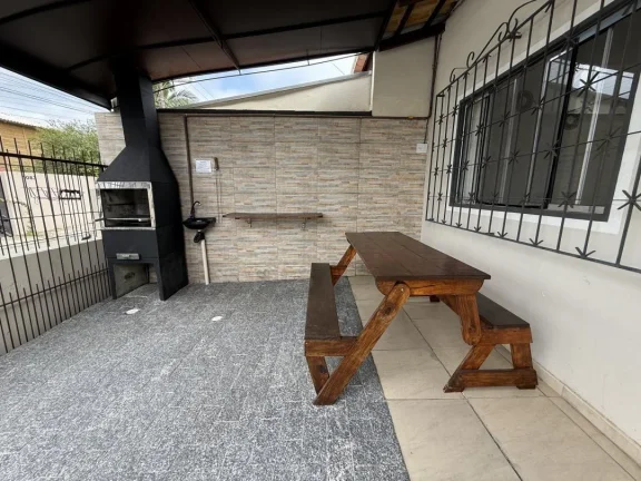 Imagem Casa semimobiliada com 130m² (terreno 208,56m²), 2 quartos (1 suíte), 2 churrasqueiras - Oportunidade imperdível localizada no bairro Armação em Penha/SC, Adriano Carpes Imóveis vende.