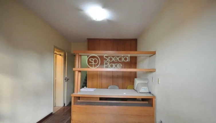Imagem Amplo apartamento à venda com 6 quartos, sendo 3 suítes, e 6 banheiros no total. Este apartamento ...