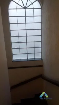 Imagem Lindo sobrado com 3 dormitórios, 2 vagas de garagem com excelente localização em bairro com fácil acesso a comércios e principais avenidas.