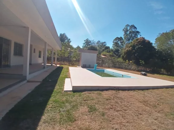 Imagem casa em condomínio, 1 suíte, lavabo, espaço gourmet, piscina, varanda.