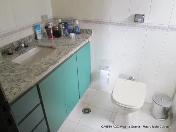 Imagem Casa situada em um bolsão residencial, altura do Km 23 da Raposo Tavares.