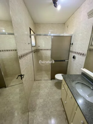 Imagem Encantadora Residência de 180m² em Camobi: 3 Quartos, Suíte com Closet, Área Gou