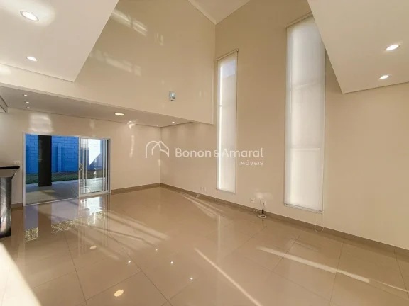 Imagem Encante-se com esta belíssima casa em condomínio, que une planta moderna, excelente iluminação n...