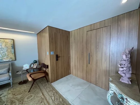 Imagem A 5ª Avenida Imóveis apresenta essa exclusiva e bem decorada unidade de 3 Suites + gabinete no CONDOMÍNIO BARRA PORTO no melhor ponto da BARRA: