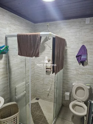 Imagem Três quadras do mar! Casa colonial em Itaparica: 180m², 3 quartos (1 suíte), 2 vagas cobertas, churrasqueira privativa. Condomínio com lazer completo.