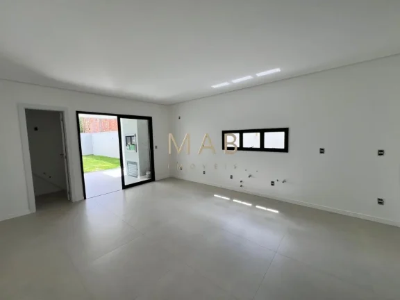 Imagem Imperdível casa à venda em Florianópolis-SC, no bairro Ingleses do Rio Vermelho, com 3 quartos, 3 suítes e 150m² de área.