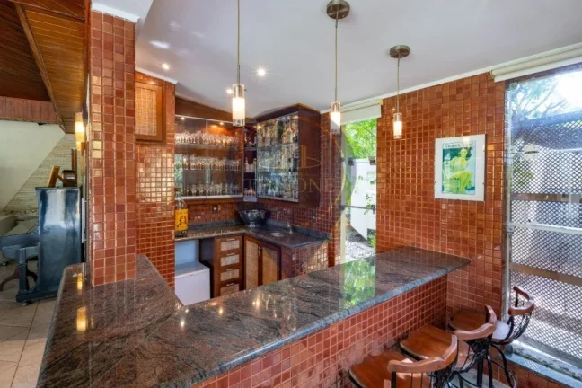 Imagem Imóvel de luxo em condomínio na Chácara Monte Alegre, São Paulo-SP: 5 quartos, 5 suítes, 5 salas, 9 banheiros, 953m² de área. Venda ou locação!