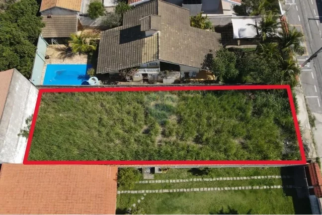 Imagem Terreno plano e murado perto da praia.