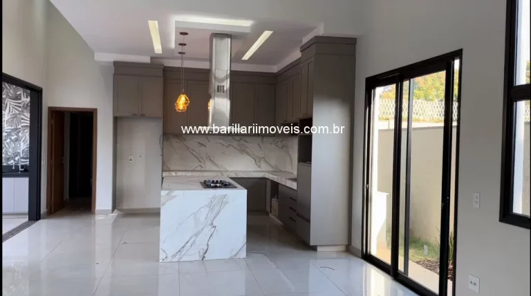 Imagem Imperdível! Casa de alto padrão à venda em Ribeirão Preto-SP, Condomínio Praça dos Pássaros: 3 quartos, 3 suítes, 2 salas, 5 banheiros, 4 vagas de garagem, 200m². Venha conferir!