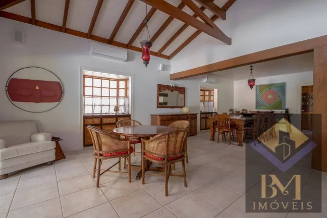 Imagem Belissima casa a venda no Litoral Norte, pé na areia, ideal para pousada.