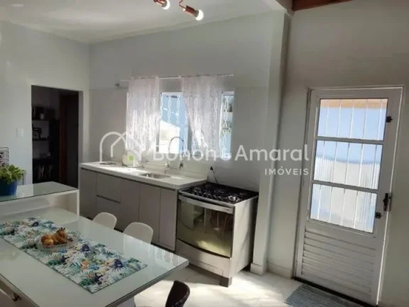 Imagem Casa à venda com 3 dormitórios, ampla sala de estar, cozinha, 2 banheiros (sendo 1 de empregada), ...