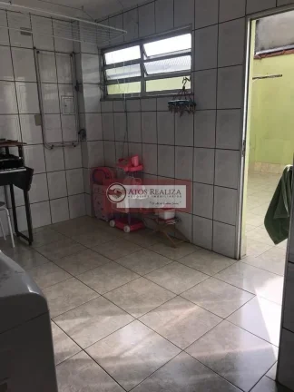 Imagem Vendo super oportunidade na vila inglesa, região do Jardim Alzira. Sobrado de 116m2, com 3 Dormitorios, sendo 1 Suíte, todos com Armários, quatro de empregada, 2 vagas de garagem com luz automática, portão automático, corredor lateral, 2 Caixa d'água de 5