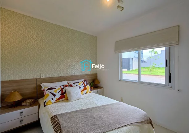 Imagem Casa 2 dormitórios com pátio fundos e frente com box para carro - Cachoeirinha