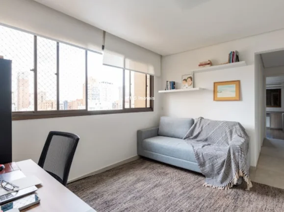 Imagem Imperdível oportunidade! Apartamento de 3 quartos com suíte, sala ampla e 3 vagas na garagem em Moema, SP. Confira!