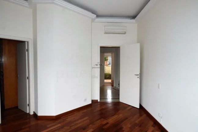 Imagem Cobertura à venda na Vila Madalena com 3 suítes e 3 vagas com piscina.