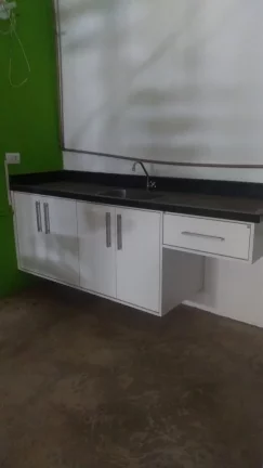 Imagem Barracão com excelente localização com portão de aço, escritório com escada, 2 sanitários, co...