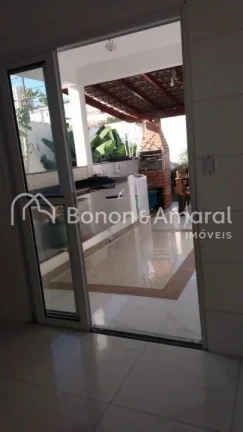 Imagem Casa estilo sobrado com 3 quartos, sendo 2 suítes, 3 salas, cozinha ampla e moderna com móveis pla...