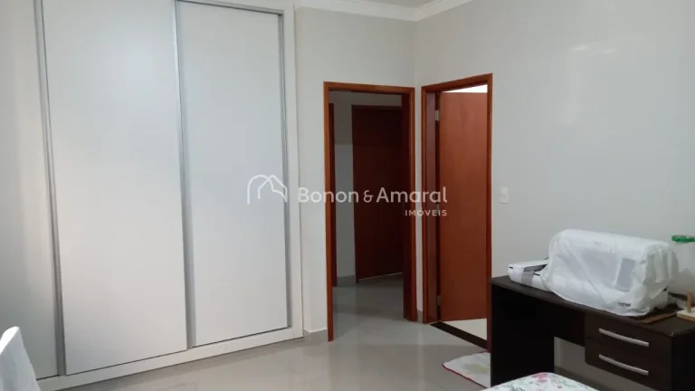 Imagem Encante-se com esta bela casa térrea, estrategicamente localizada próxima ao Shopping Dom Pedro, e...