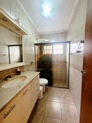 Imagem Casa 1: 2 dormitórios, sala ampla, cozinha com armários planejados, banheiro, lavanderia, espaço ...