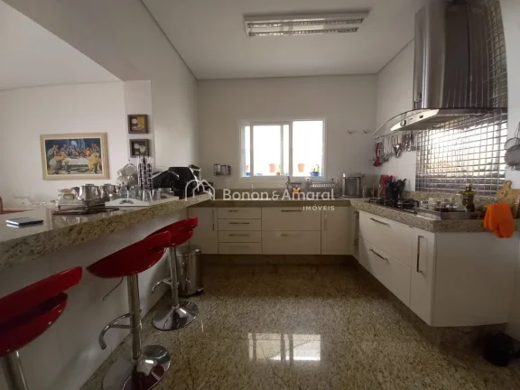 Imagem Lindo sobrado com 4 suítes, sendo uma master com jardim de inverno, outra no térreo, varanda. Espa...