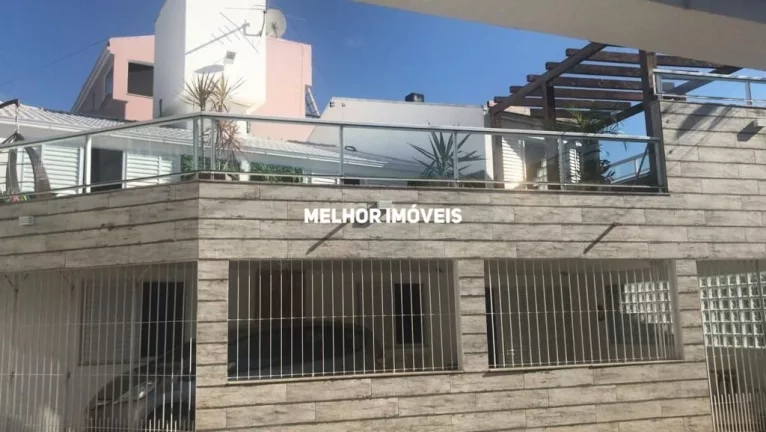 Imagem Casa á 10 metros da praia com Terraço vista Mar, Equipada com 04 dormitórios sendo 01 suíte máster à Venda em Governador Celso Ramos - SC