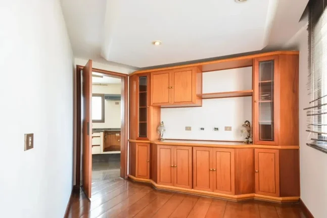 Imagem Apartamento 274M², 4Q, 1 Suíte, 4 Banheiros, 3 Vagas, Varanda, Piscina, Salão de Festas, Playground, Quadra, Hidro, Despensa.
