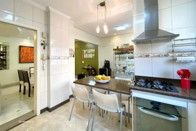 Imagem Este espaçoso apartamento oferece uma combinação perfeita de conforto e conveniência. Com quatro...
