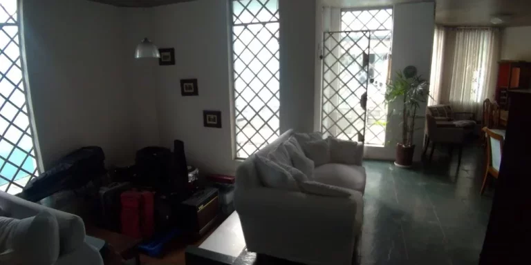 Imagem Casa de Luxo na Vila Ré: 3 Quartos, 3 Suítes, 5 Banheiros, 4 Vagas de Garagem e 426m² de Área em São Paulo-SP.