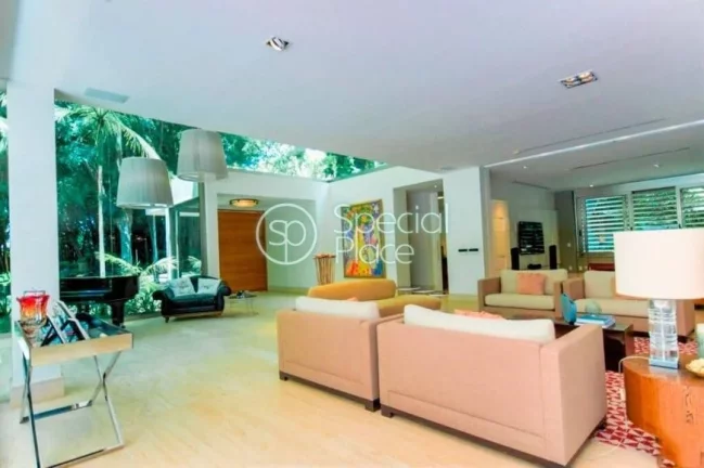Imagem CASA ESPETACULAR, projetada por Mônica Drucker. Residência localizada em um verdadeiro refúgio no...