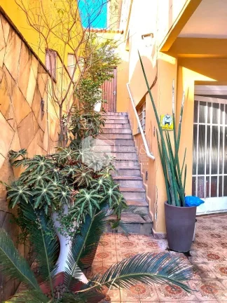Imagem SOBRADO À VENDA, COM 267M² COM 3 DORM (1 SUÍTE), SALÃO GRANDE COM WC, 3 VAGAS DE GARAGEM COM ARMÁRIOS EMBUTIDOS NOS QUARTOS. - PRÓXIMO METRÔ VL MADALENA
