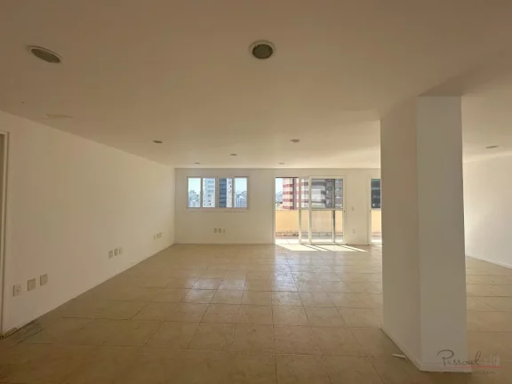 Imagem Ampla sala comercial com vista e terraço em um prédio tradicional do centro de Florianópolis. A s...