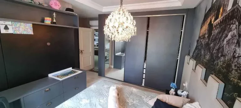 Imagem Apartamento mobiliado com 4 suítes e 3 vagas de garagem na Meia Praia em Itapema