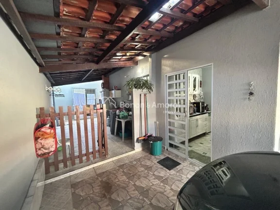 Imagem Casa em rua tranquila, recentemente pintada, com garagem para até 5 carros. Possui sala de estar, s...